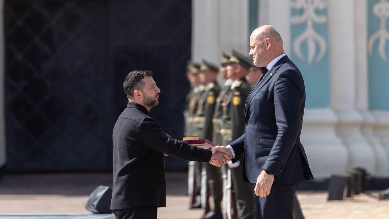 Зеленский награждает премьер-министра Латвии Андриса Кулбергса