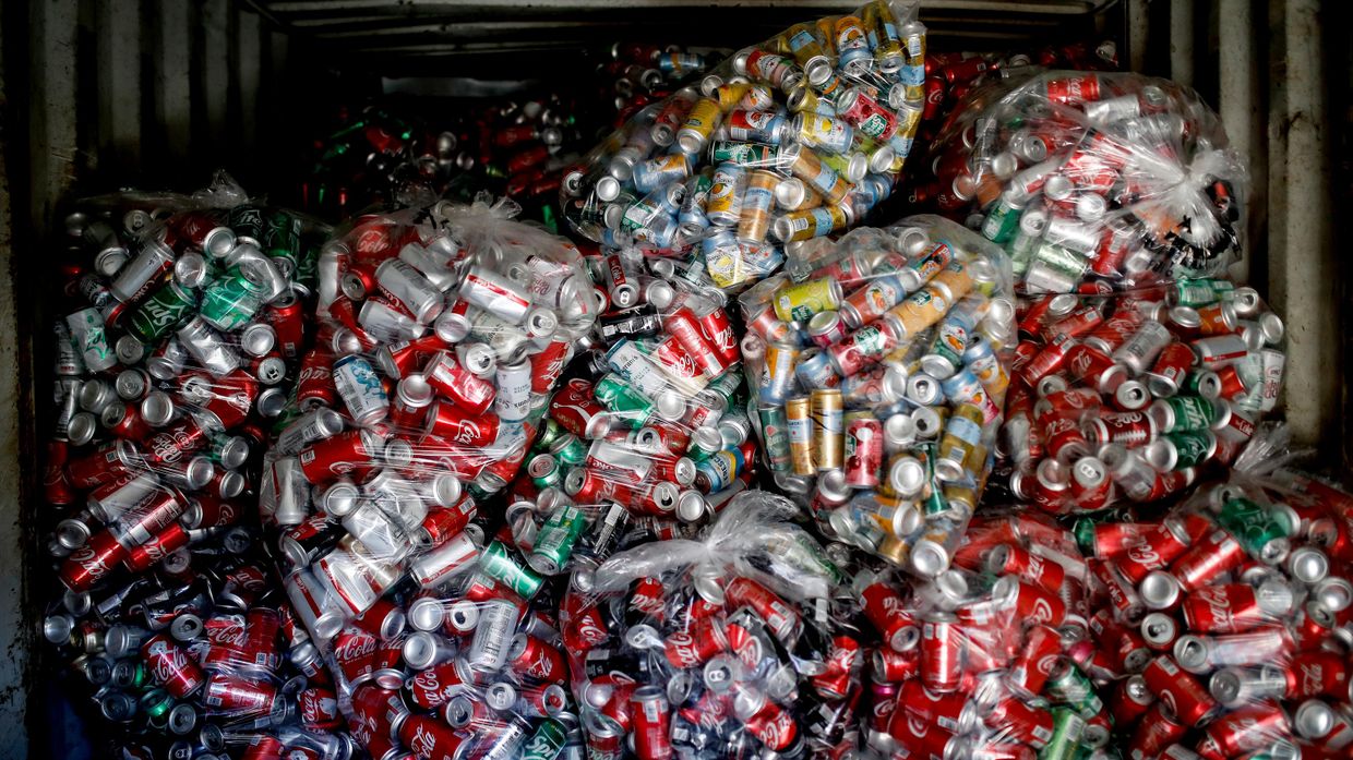 Алюминиевые банки для вторичной переработки на складе Sure We Can recycling depot в Нью-Йорке