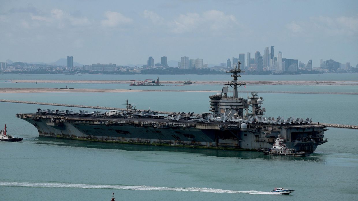 Авианосец ВМС США класса Нимиц USS Abraham Lincoln направляется в порт Лаем-Чабанг, Таиланд, 2 сентября 2026 года