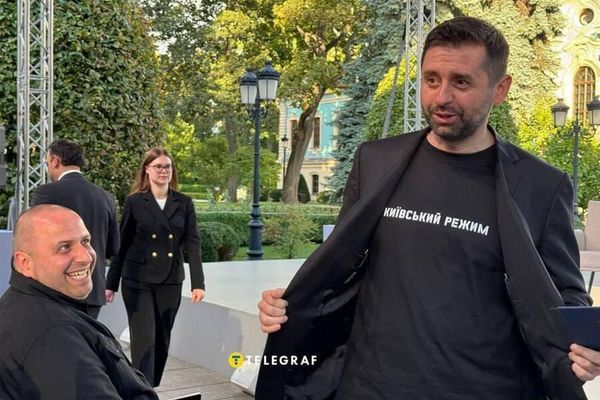Давид Арахамия и Рустем Умеров во время переговоров с американскими представителями в Киеве. Архивная фотография