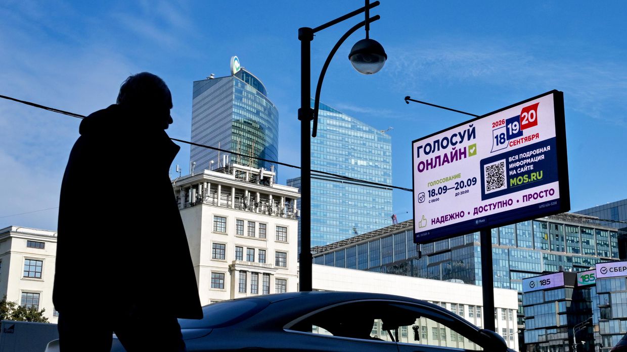 Баннер в Москве с информацией о выборах депутатов Государственной Думы РФ, которые пройдут с 18 по 20 сентября 2026 года.