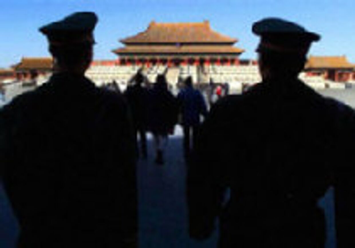 Китайские военные возвращаются из офисов в казармы picture