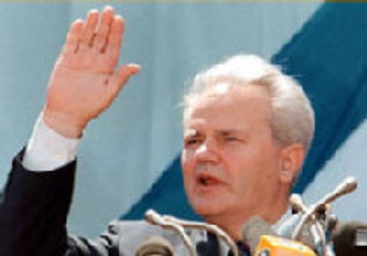 200 юристов готовы защищать Милошевича в Гааге picture