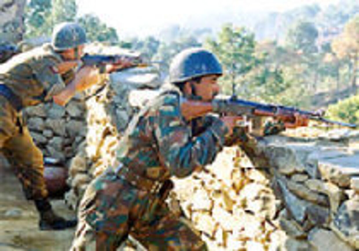 Индия и Пакистан наращивают группировки войск вблизи общей границы picture