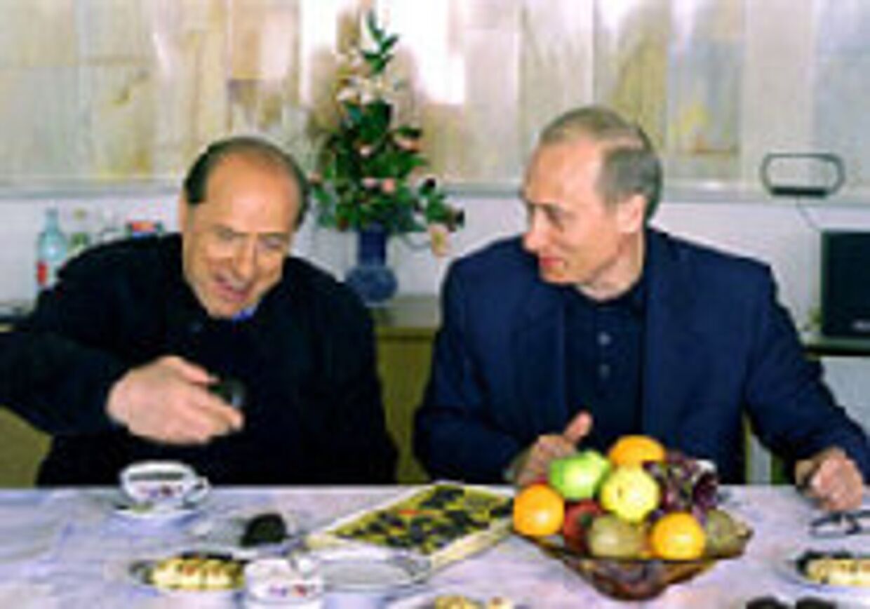 'Владимир' и 'Сильвио' пьют чай и ужинают на даче picture