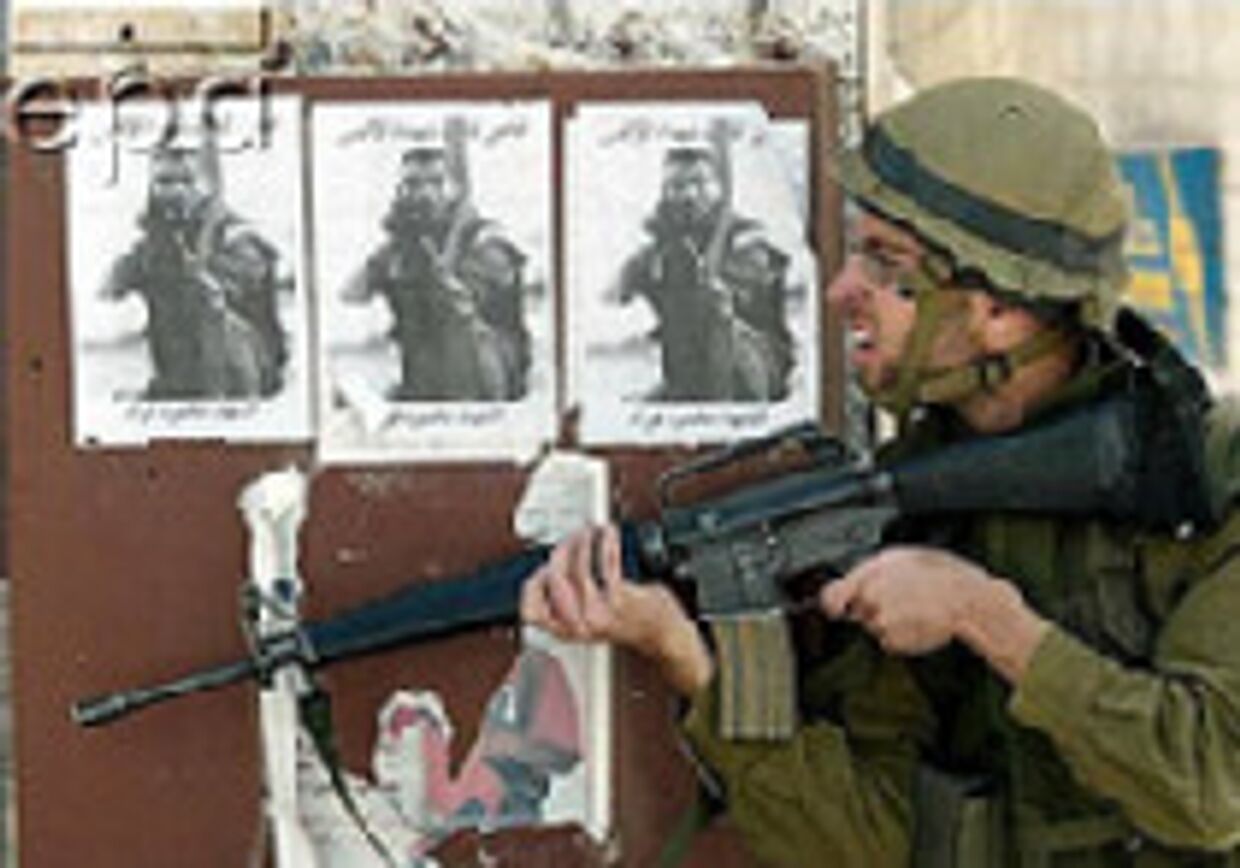 Американцам отданы документы, которые, по утверждению израильтян, свидетельствуют о связях Арафата с террористами picture
