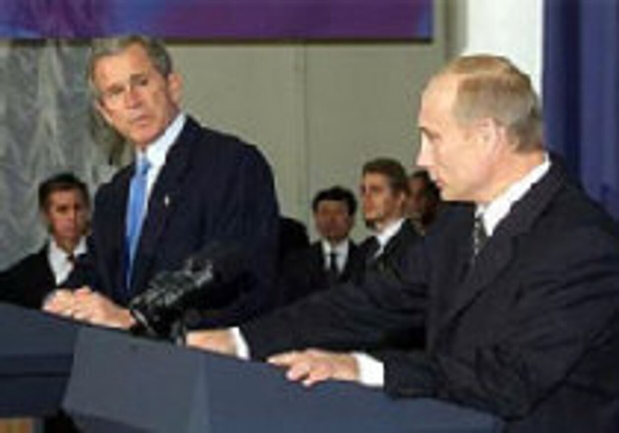 Буш-младший осторожничает в своем противостоянии с Путиным picture