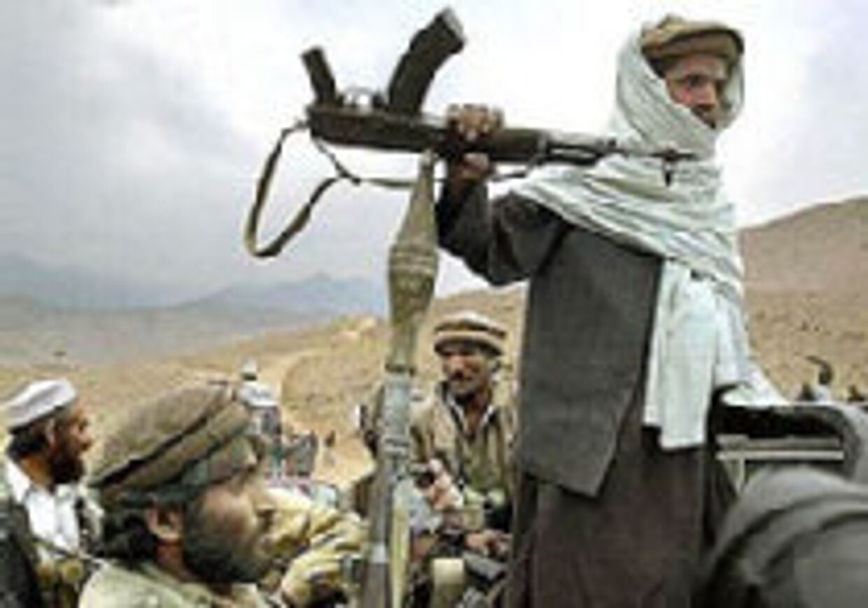 Моджахеды в Афганистане с пленниками