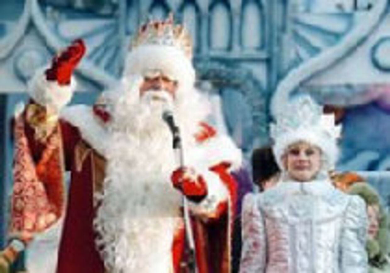 Российские Дед Мороз и Снегурочка не получают зарплату с августа picture