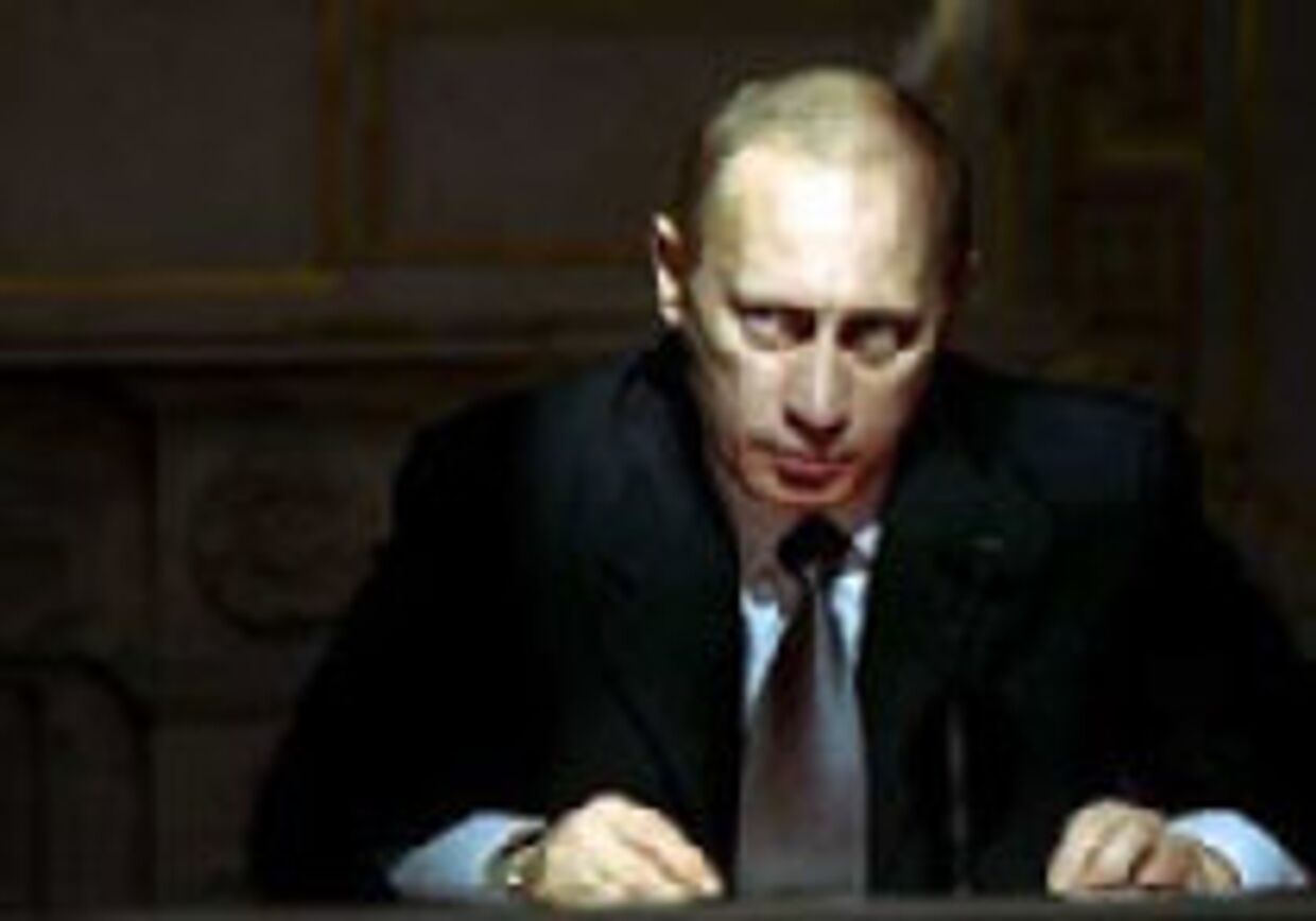 Путин рядится в президентские одежды, однако на самом деле является царем picture
