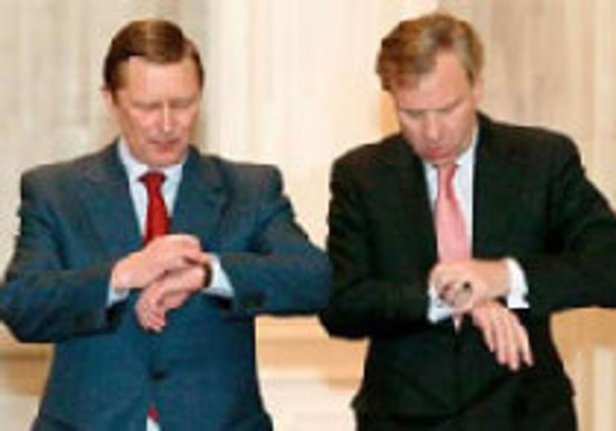 Шеф НАТО договаривается с министром Сергеем Ивановым picture