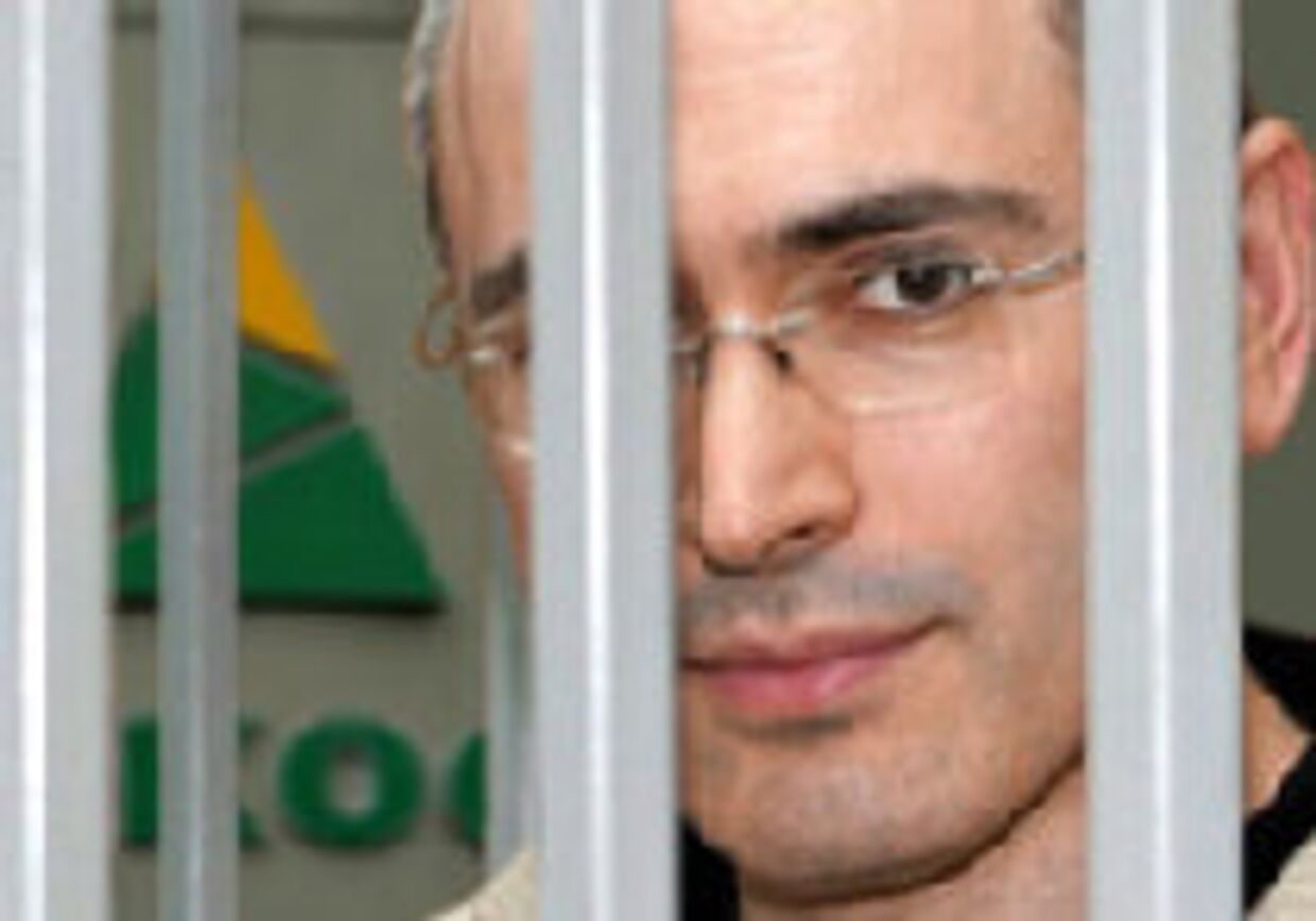 Ходорковский предлагает свои акции для спасения компании ЮКОС picture