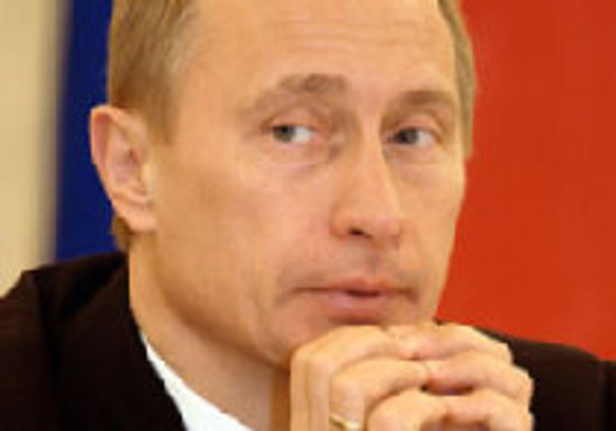 Россия: царь Владимир все крепче сжимает большого медведя picture
