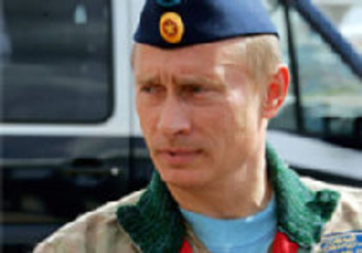 Президент Путин наряжается, чтобы поиграть в военные игры picture