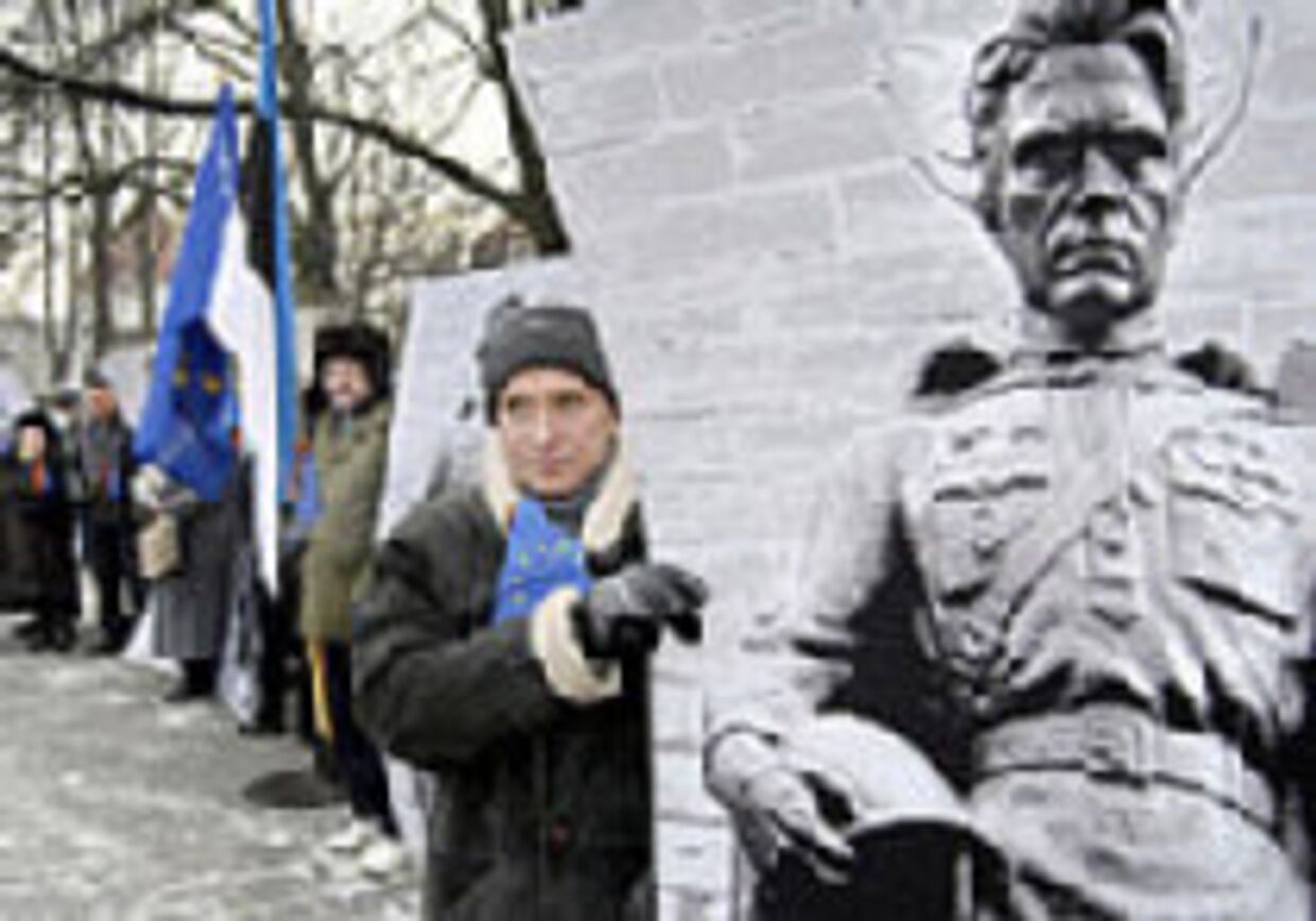 'Долой монумент советскому солдату': Эстония восстает против Кремля picture