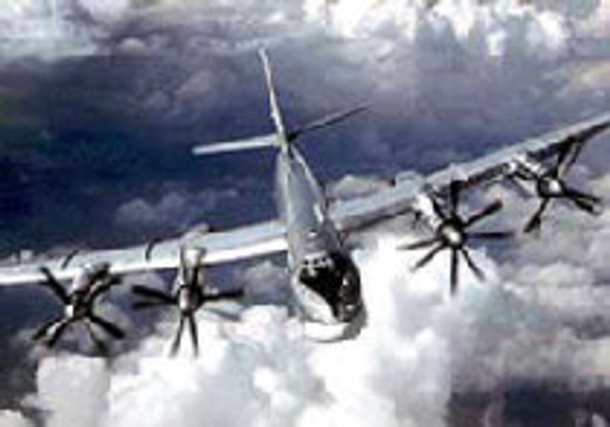 Российские самолеты в небе над базой США, дрожь 'холодной войны' picture