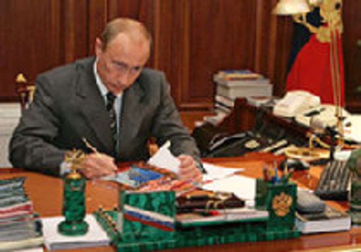 Владимир Путин, борется за патриотизм, переписывая учебники picture