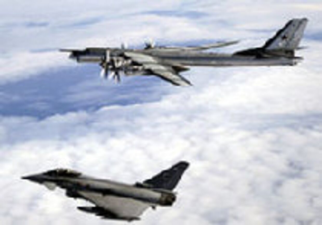 Королевские ВВС поднимают самолеты в воздух по тревоге, чтобы встретить русские бомбардировщики, демонстрирующие военную мощь России picture