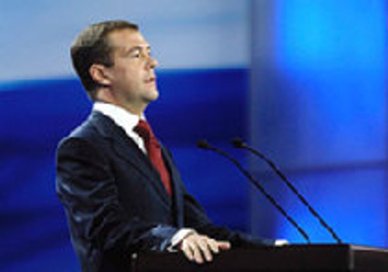 Товарищ Медведев облачается в костюм путинского 'дофина' picture