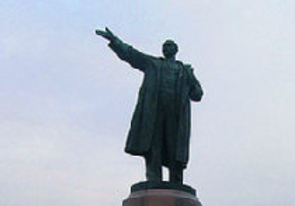 Что делать со всеми этими статуями Ленина? picture