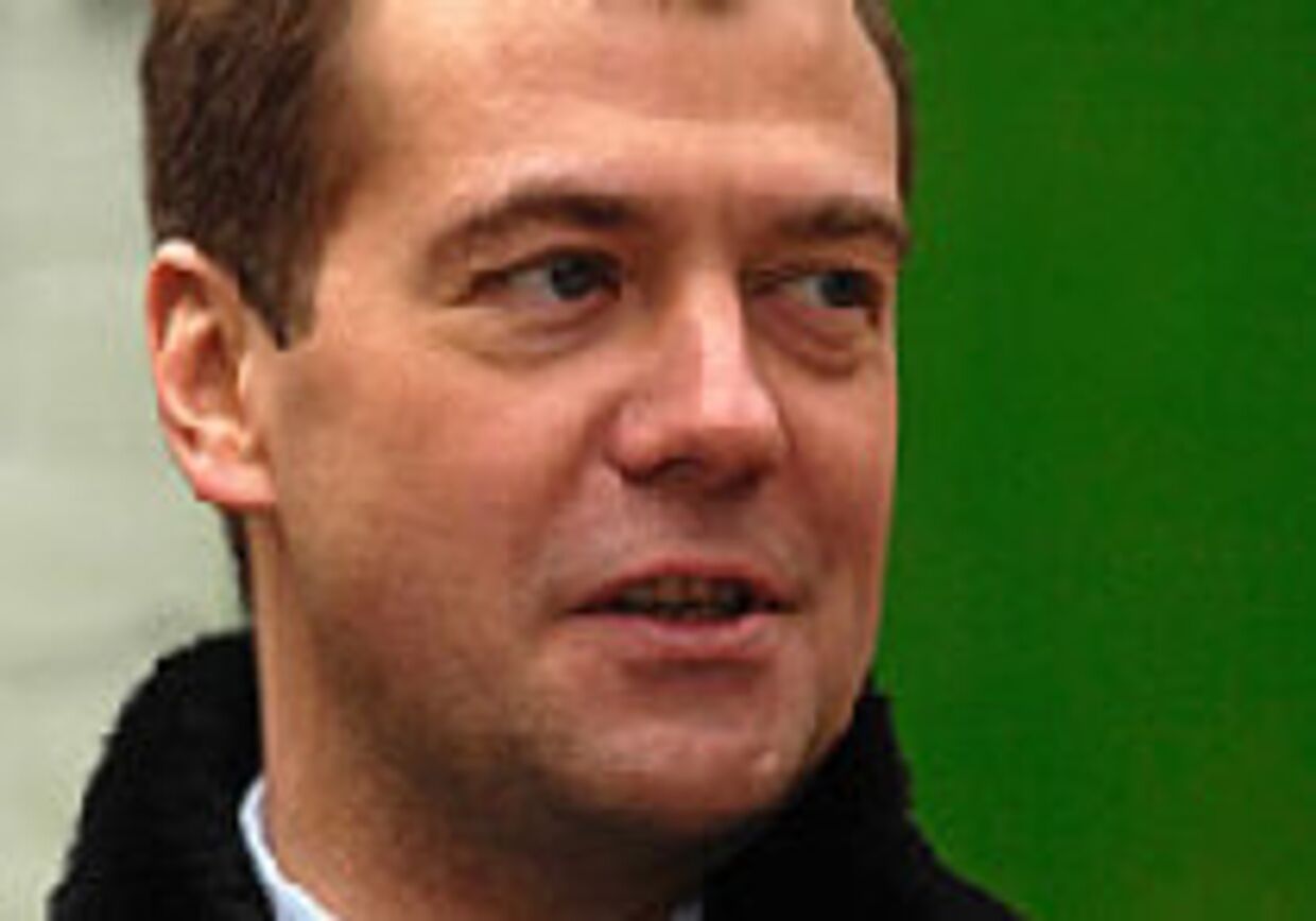 Как Медведев стал популярнее своего босса Путина picture