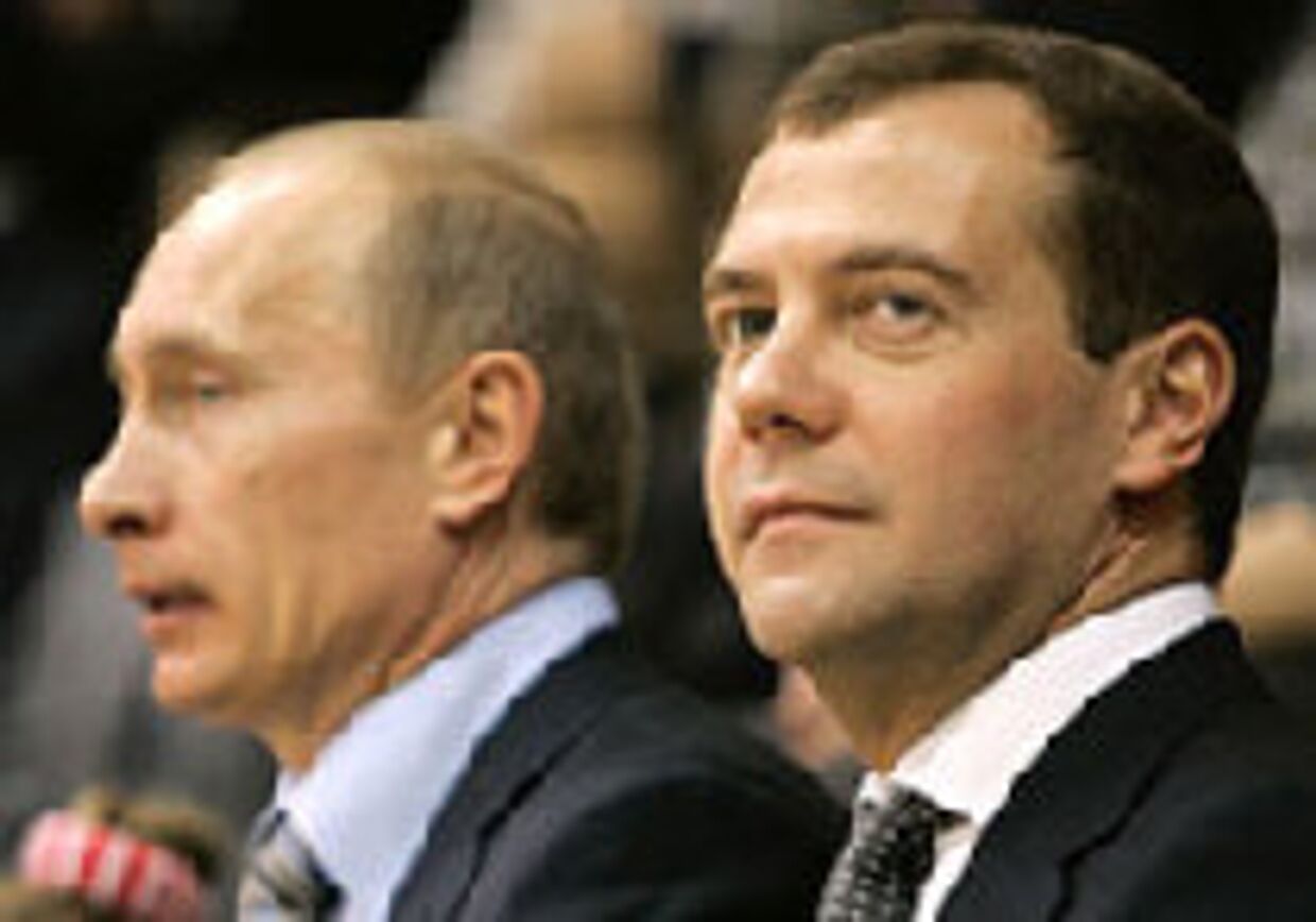 Путин-Медведев: кто кого оставит с носом? picture
