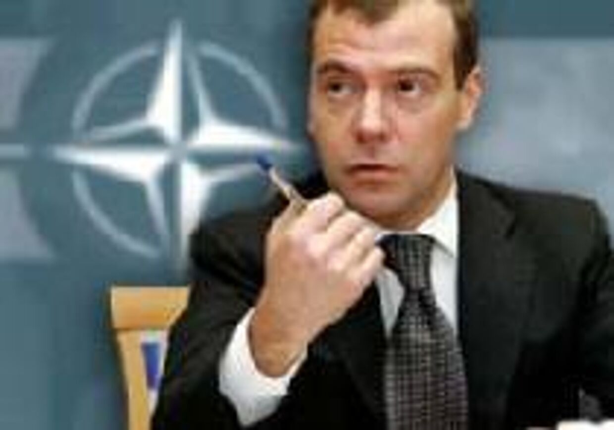 Медведев делает предупредительный выстрел по поводу расширения НАТО picture