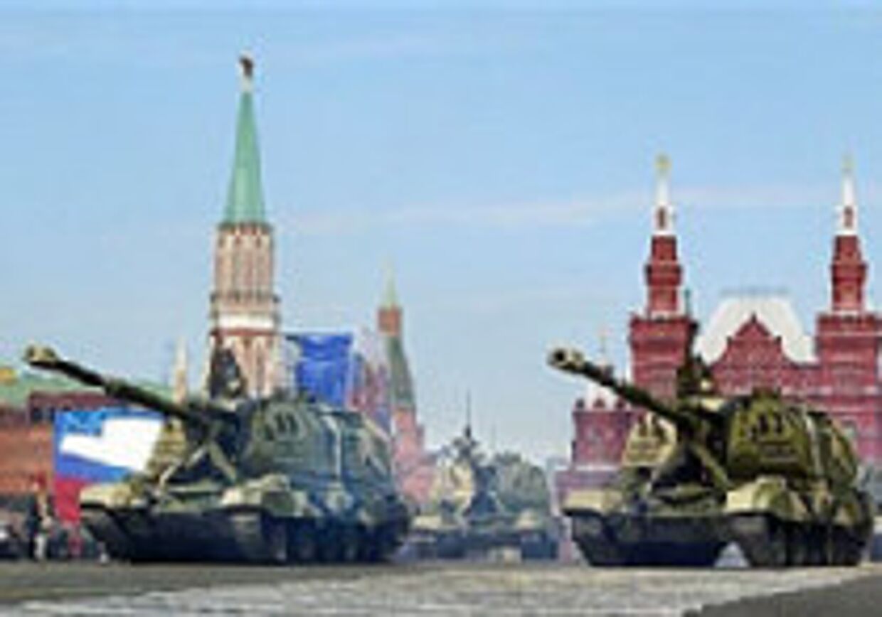 Россия выводит танки из гаража ради парада в Москве picture
