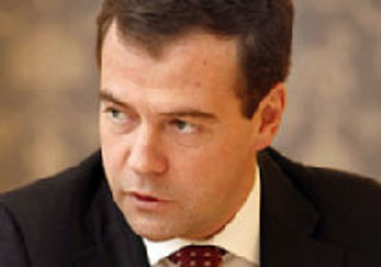 Медведев оседлал русского медведя picture
