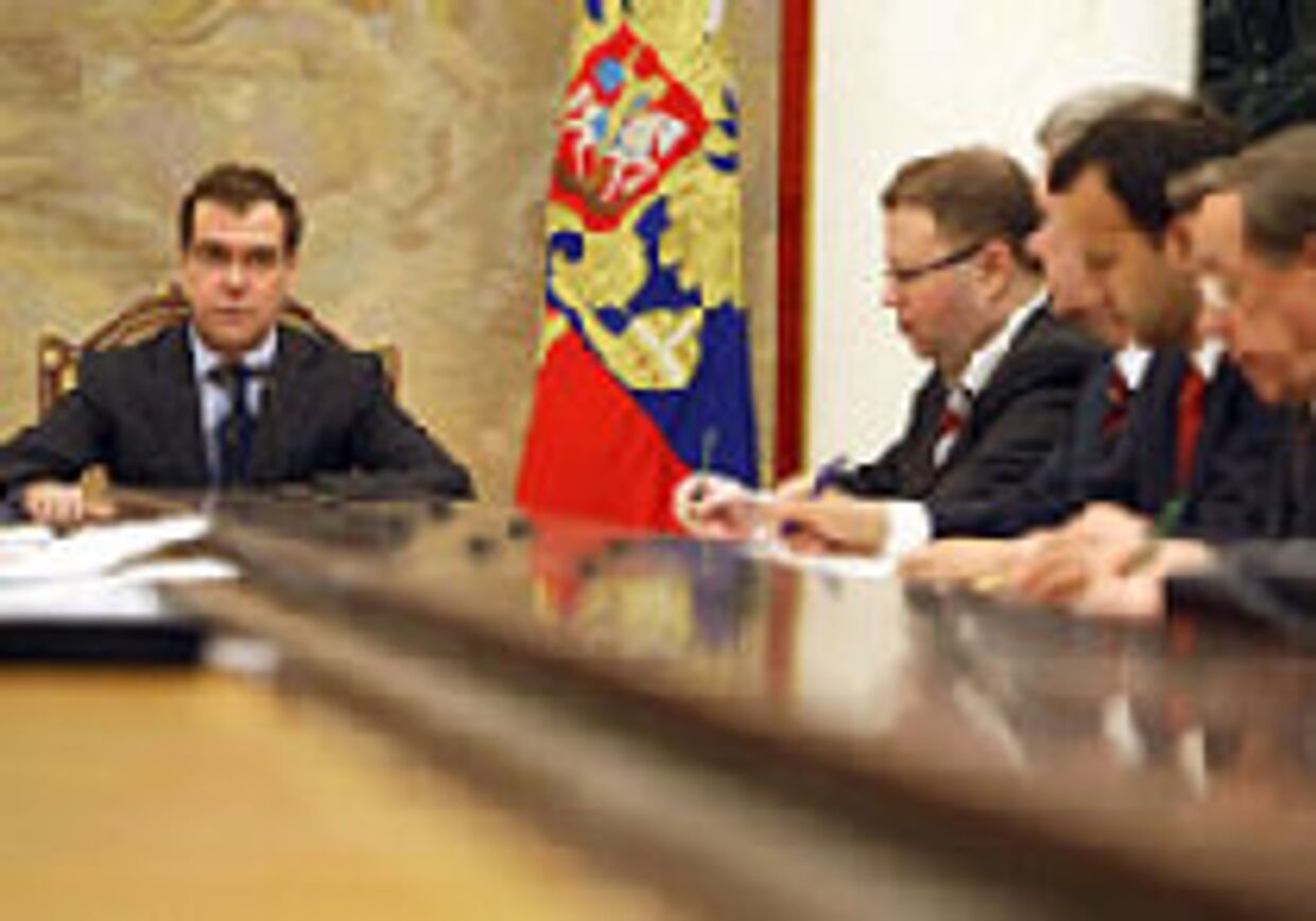 В отличие от Путина, Медведев быстро взял власть в свои руки picture