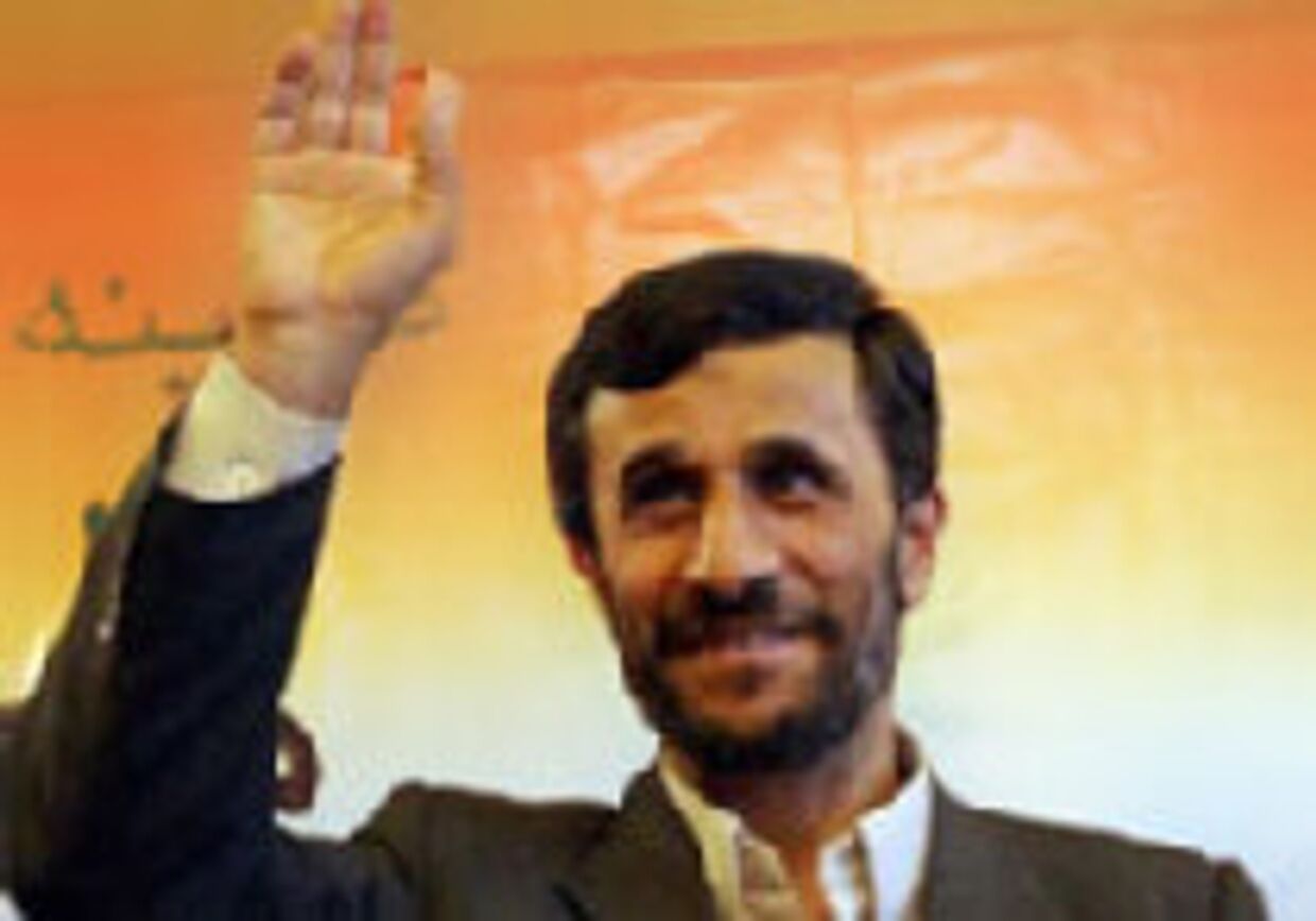 Почему улыбается Махмуд Ахмадинежад? picture