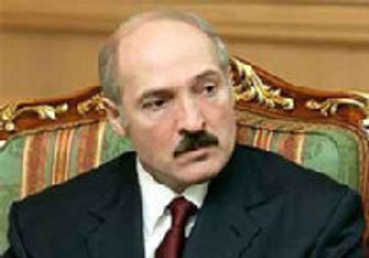 Лукашенко ведет игру на двух досках picture