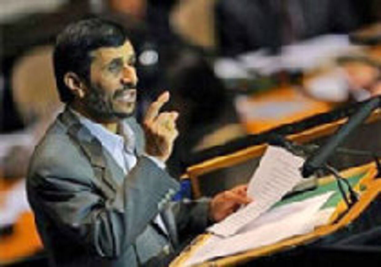 Дружеские объятия для Махмуда Ахмадинежада picture