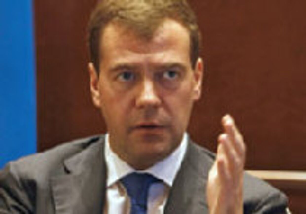 Медведев велел министрам 'восстановить доверие' picture