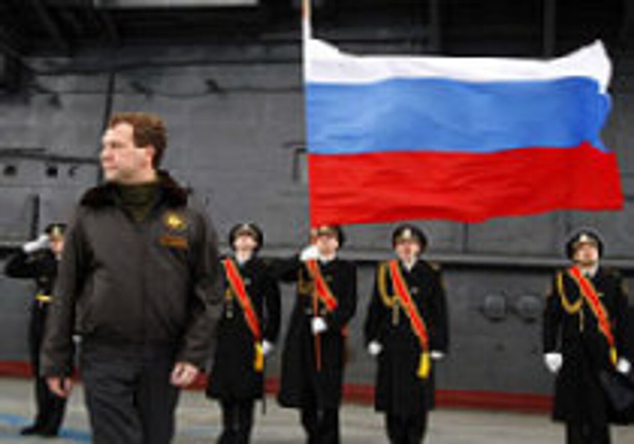 Медведев на маневрах: Мы создадим новый облик вооруженных сил picture