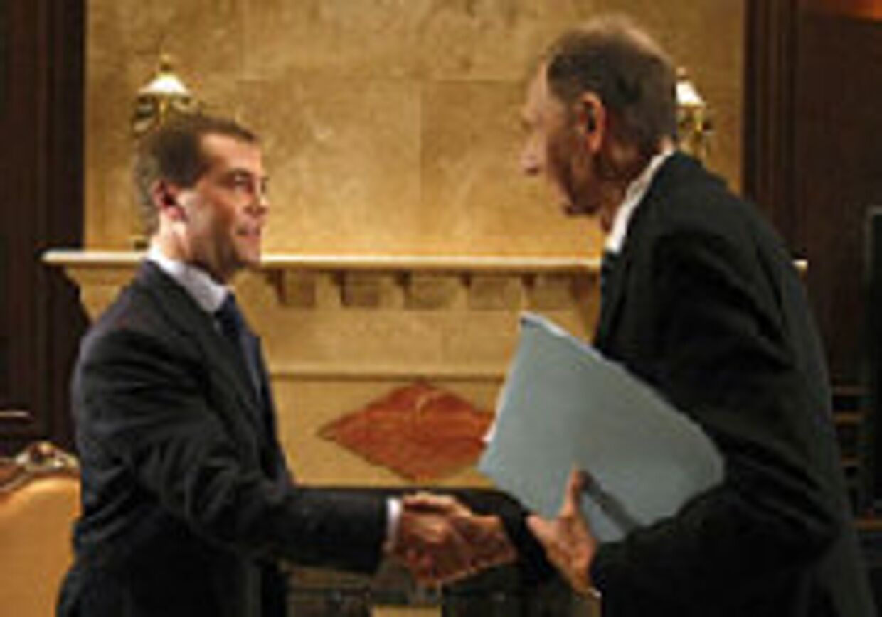 Дмитрий Медведев протягивает руку Бараку Обаме picture