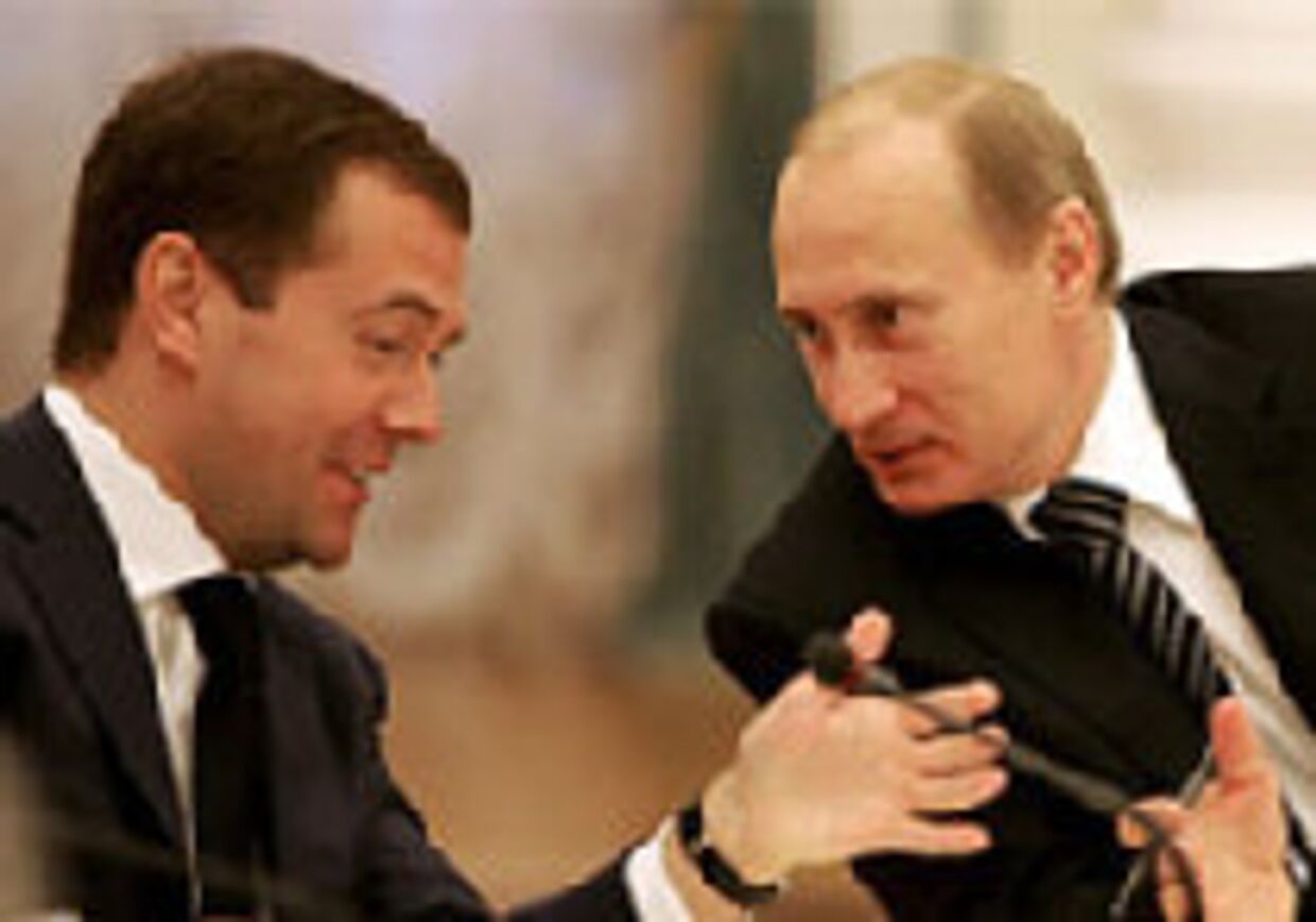 В парном танце Путин-Медведев ведет Путин picture