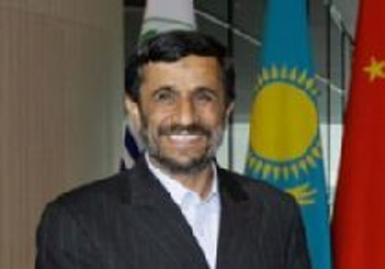 Махмуд Ахмадинежад отвлекся от своих проблем picture