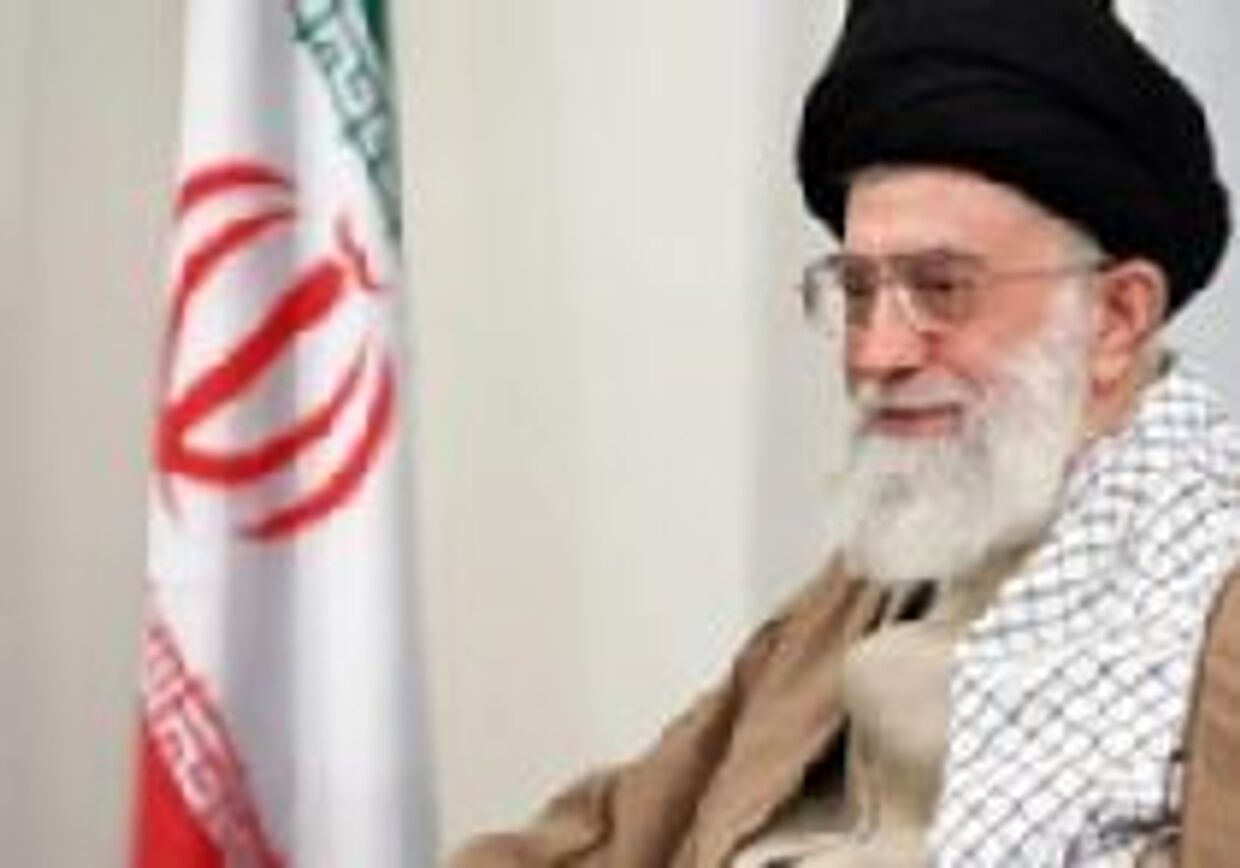 Хаменеи приказывает Мусави подчиниться, чтобы не стать изгоем picture