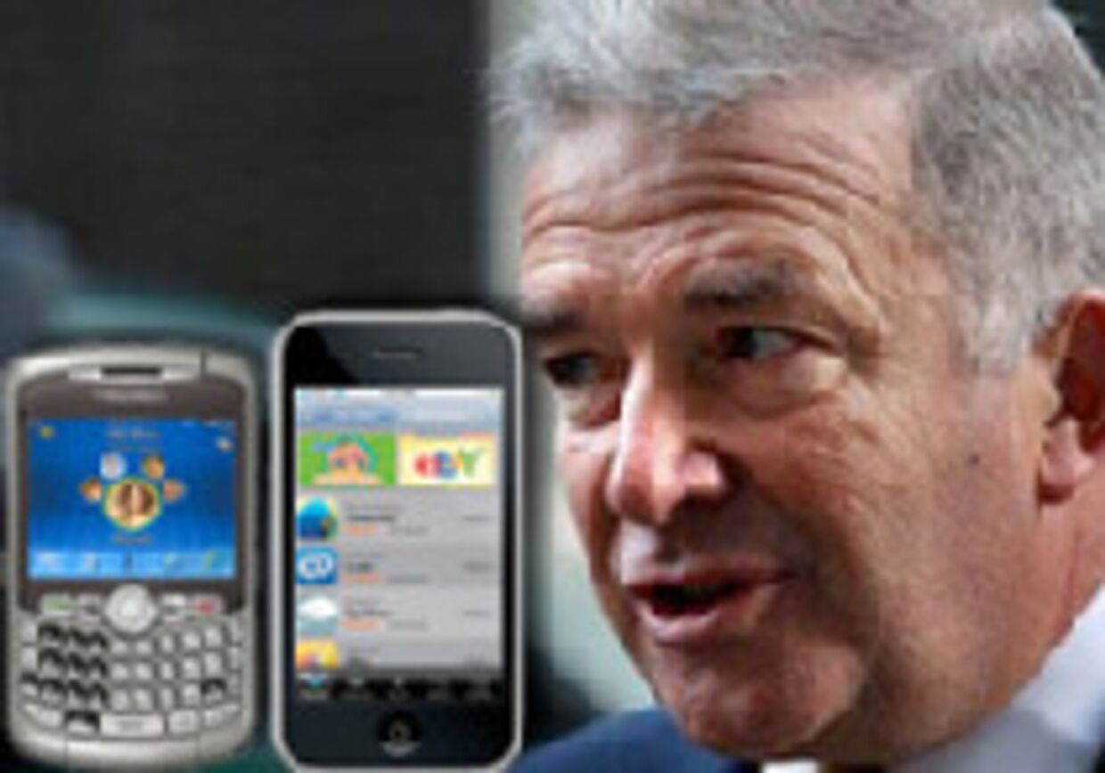 Глава разведки предупреждает о террористической угрозе в отношении айфонов и Blackberry (которых у него нет) picture