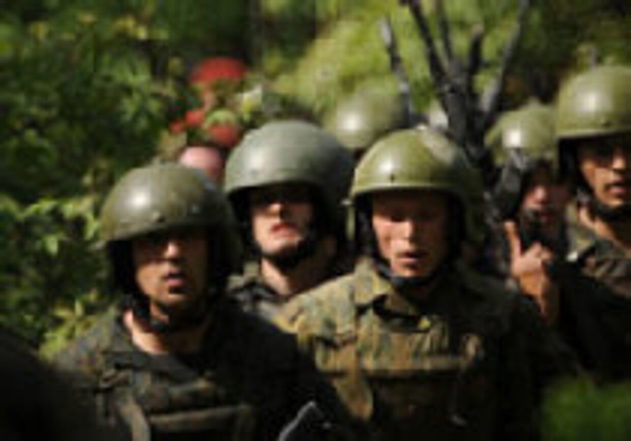 Россия усиливает напряженность, сосредоточивая войска возле границы с Грузией picture