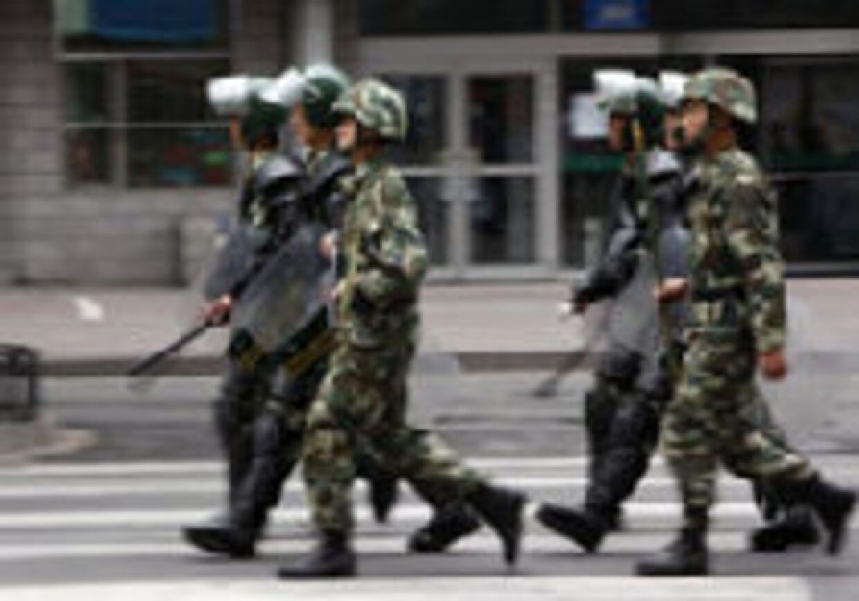 Китайская полиция патрулирует Урумчи, а президент Китая покидает саммит 'Большой восьмерки' picture