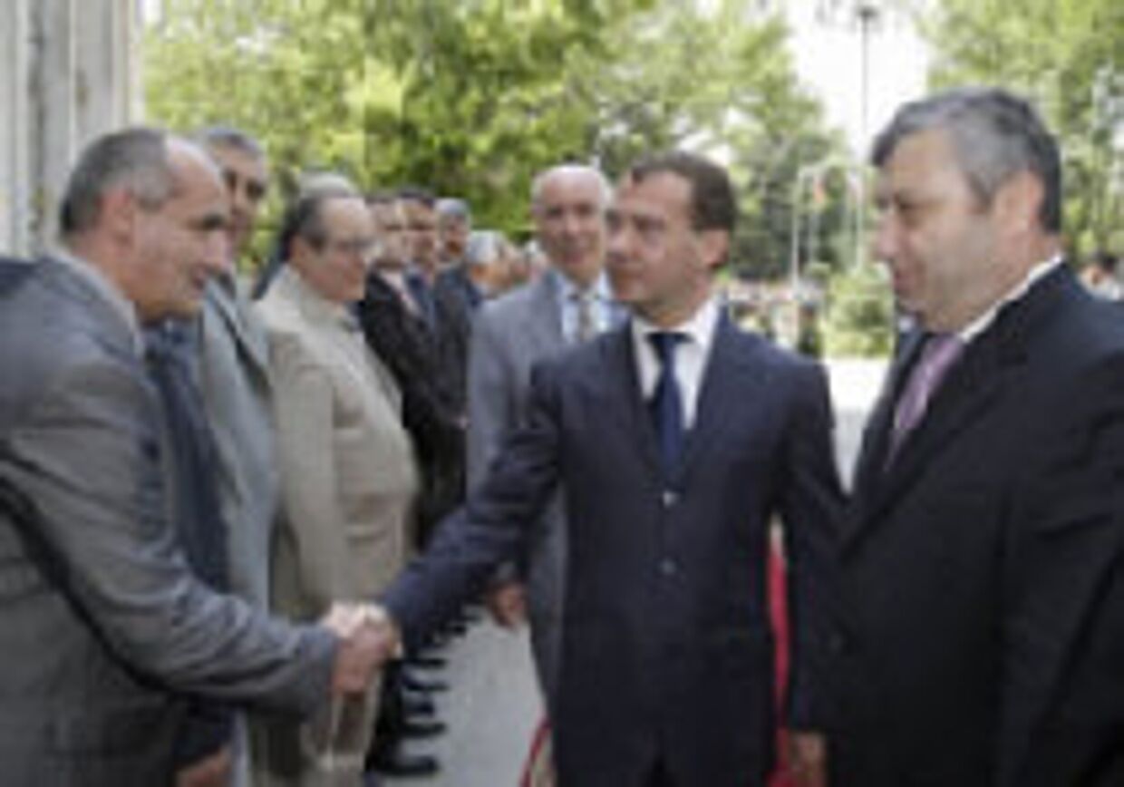 Визит Медведева в Цхинвали Саакашвили называет 'позорным' и 'аморальным' актом picture