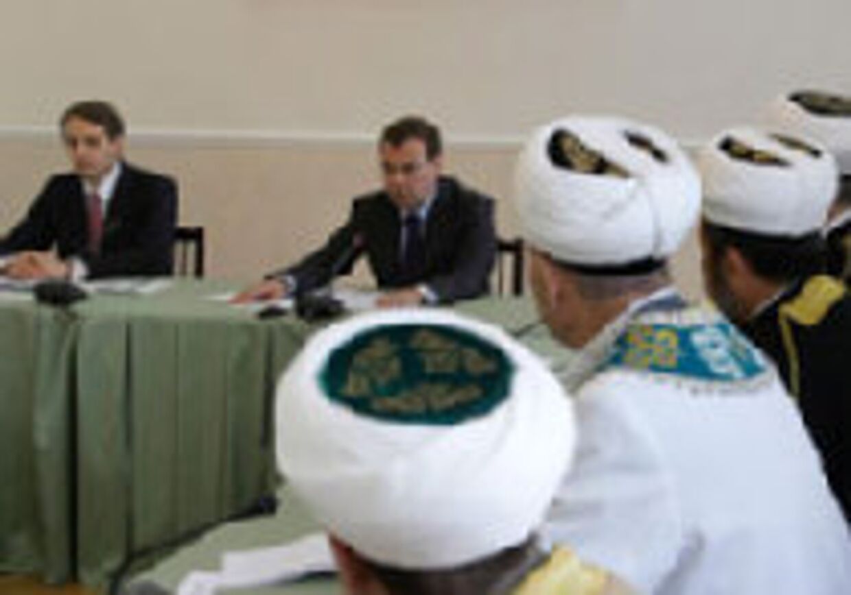Медведев призывает муфтиев бороться с экстремизмом picture