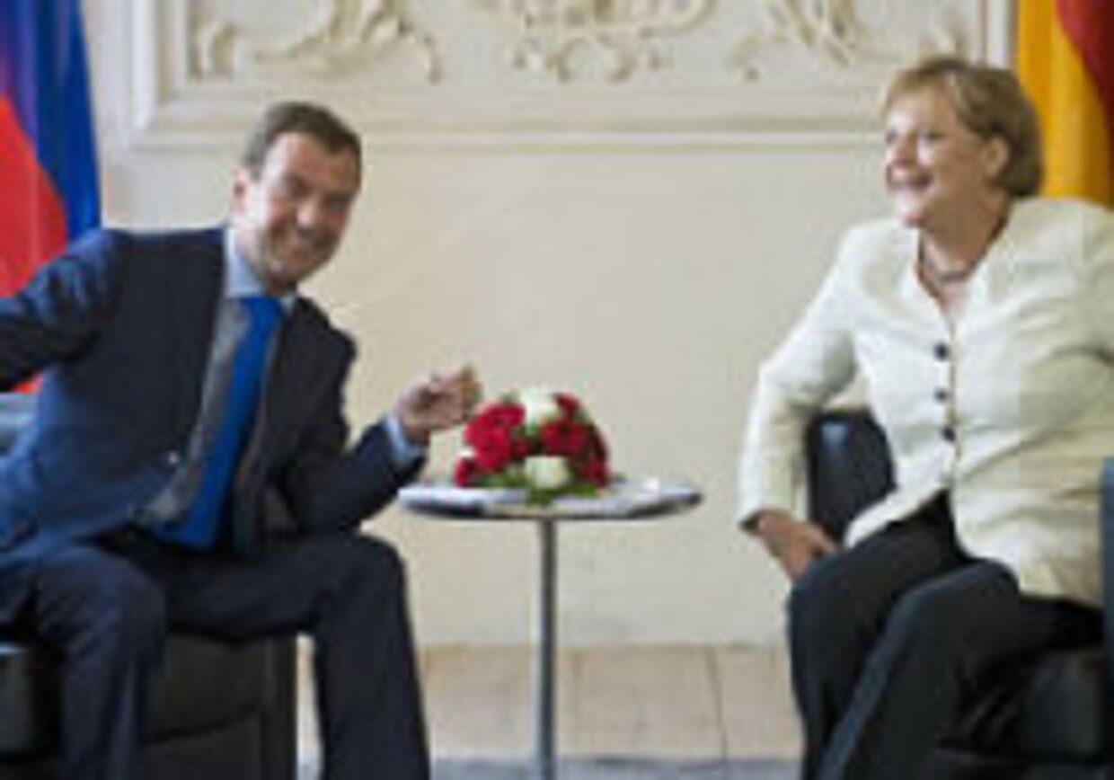 Медведев и Меркель обмениваются любезностями picture