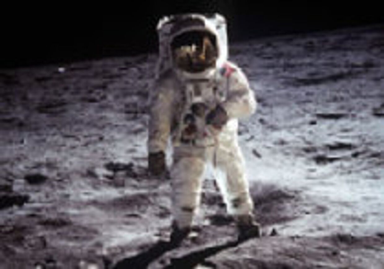 Высадка на Луну уже сорок лет не дает русским покоя picture