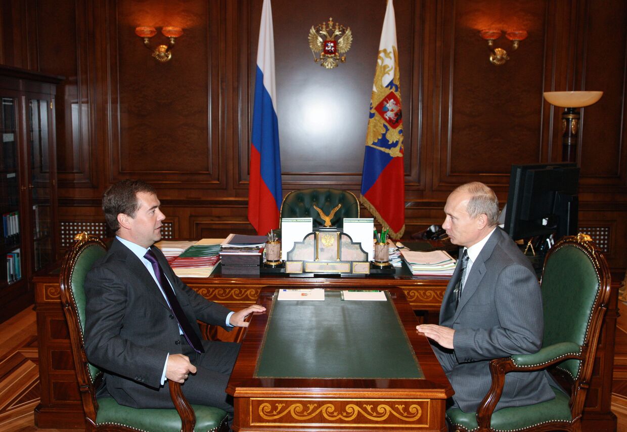 Встреча президента РФ Д. Медведева с премьер-министром РФ В.Путиным