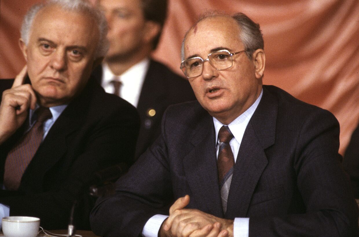 Михаил Горбачев и Эдуард Шеварднадзе на пресс-конференции в Вашингтоне.