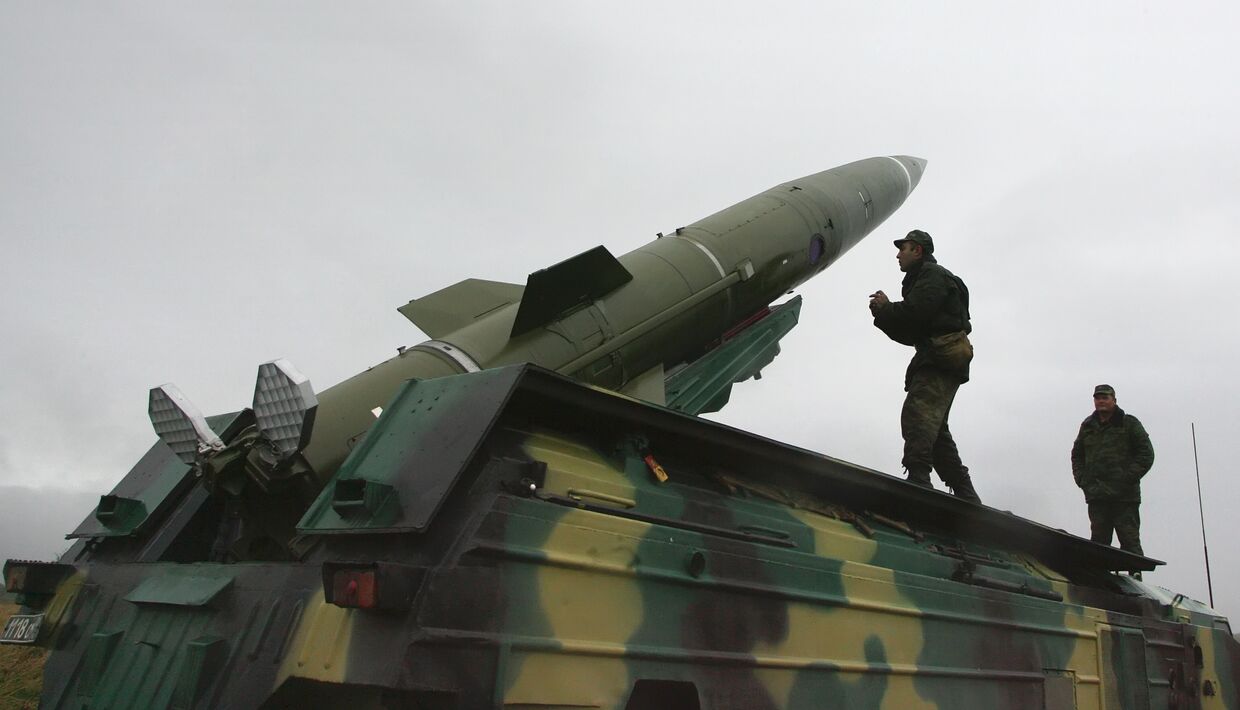 Пуск тактической ракеты Точка на военном полигоне в Калининградской области