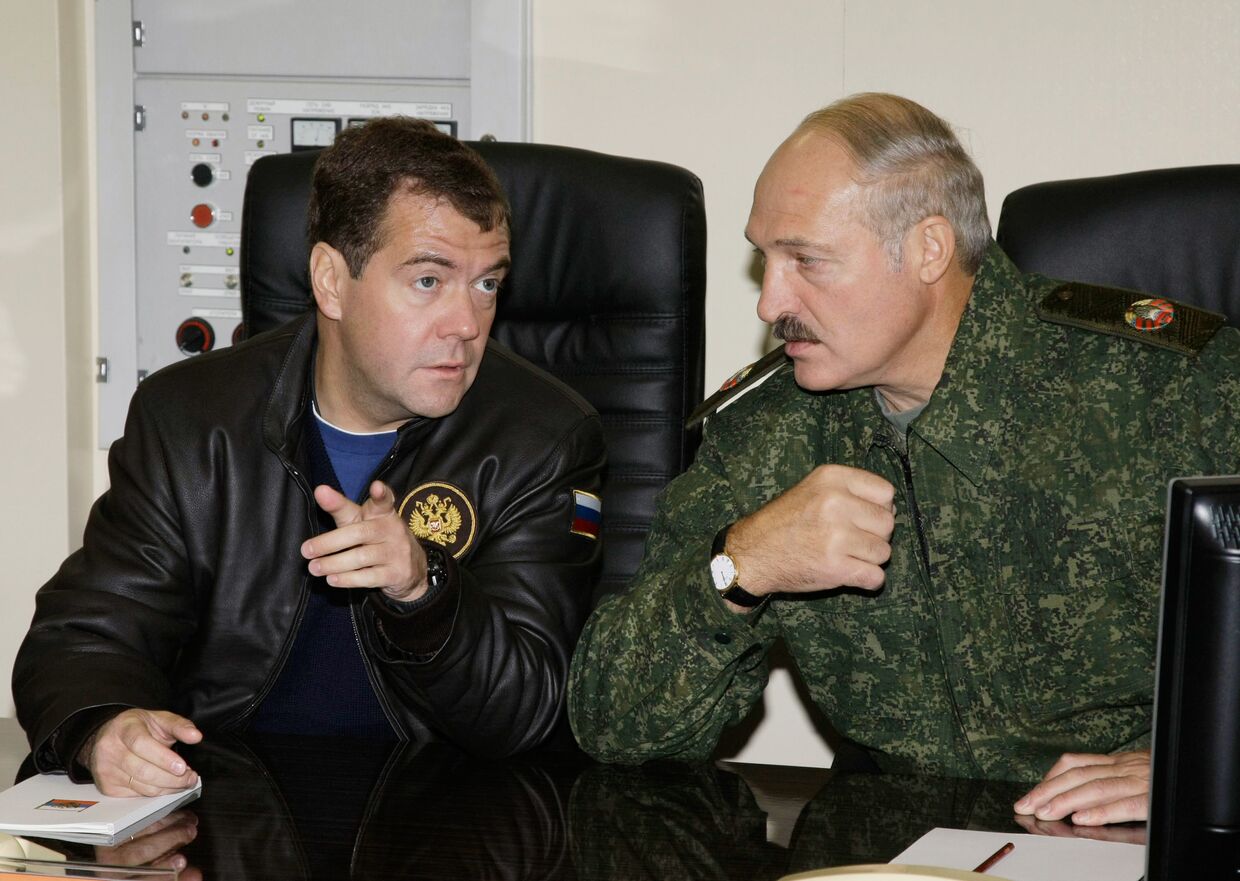 Президент РФ Дмитрий Медведев и президент Белоруссии Александр Лукашенко наблюдали за работой Объединенного командования региональной группировки войск по управлению войсками